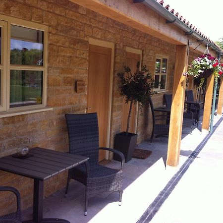 Burton Coggles The Cholmeley Arms B&B 외부 사진
